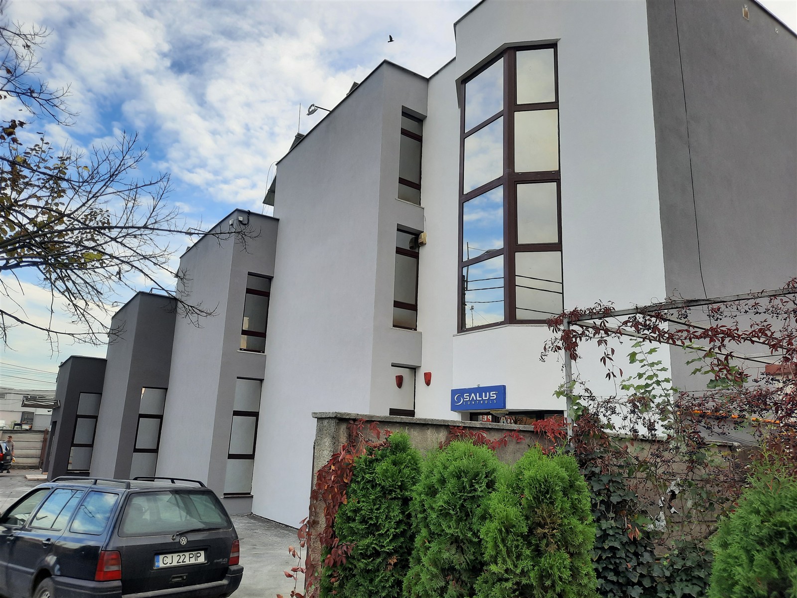 Clădirea și împrejurimile